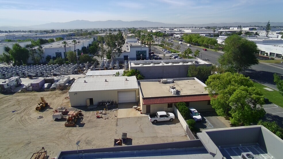 1245 S Grove Ave, Ontario, CA à vendre - Photo de l’immeuble – Image 3 sur 13
