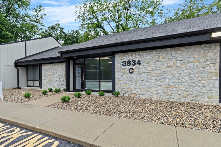 3834 S Emerson Ave, Indianapolis, IN à louer - Photo de l’immeuble – Image 3 sur 20