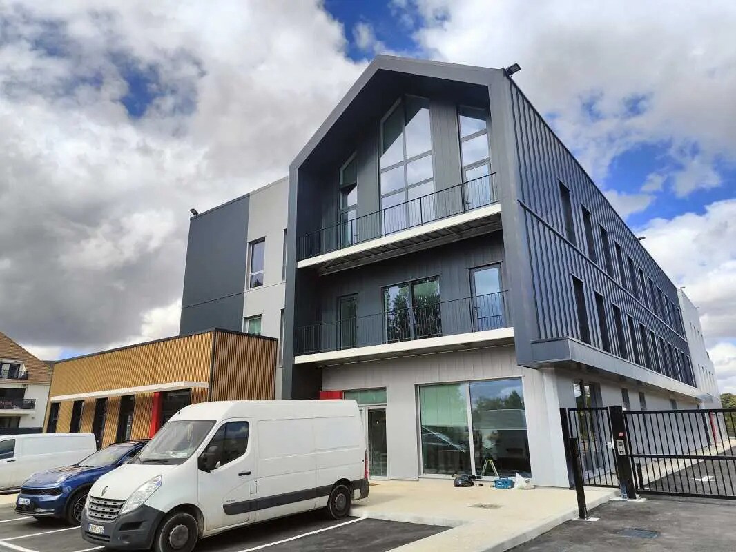 Bureau dans Plaisir à louer Photo de l’immeuble– Image 1 sur 13