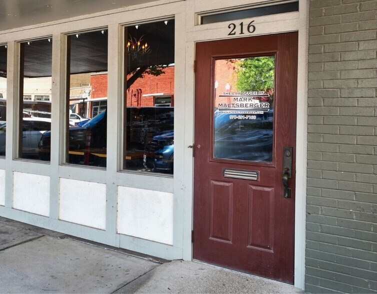 216 N Bryan Ave, Bryan, TX à louer - Photo de l’immeuble – Image 3 sur 11