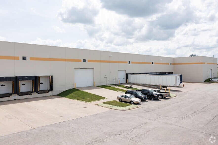 545-565 Fullerton Ave, Carol Stream, IL à louer - Photo de l’immeuble – Image 3 sur 4