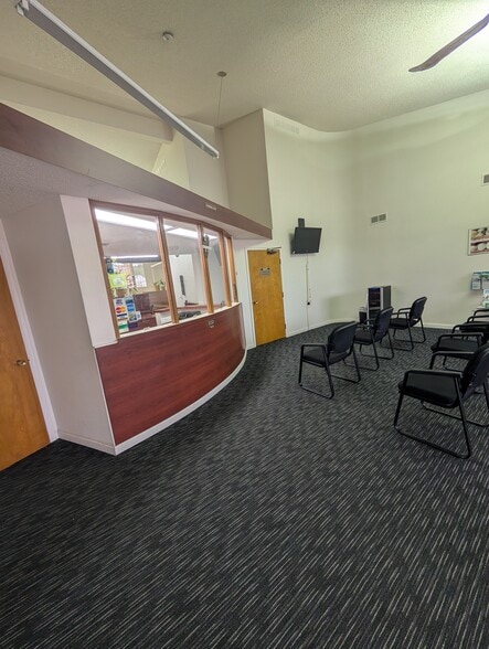 10720 W 7 Mile Rd, Detroit, MI à vendre - Photo principale – Image 1 sur 21