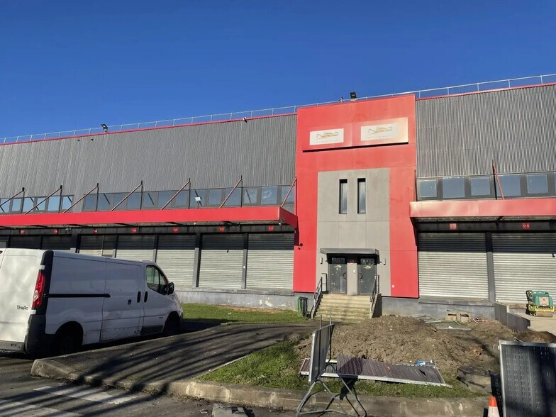Local d’activités dans Le Blanc-Mesnil à louer - Photo de l’immeuble – Image 1 sur 8