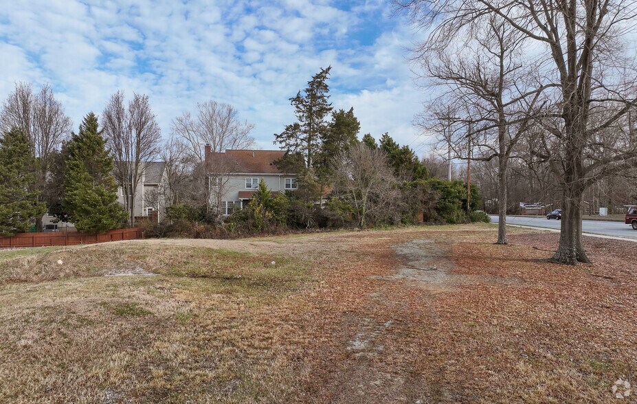 2023-2101 Eastchester Dr, High Point, NC à louer - Photo de l’immeuble – Image 2 sur 7
