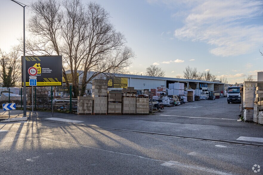 Local d'activités dans Vaulx-en-Velin à vendre - Photo de l’immeuble – Image 1 sur 4