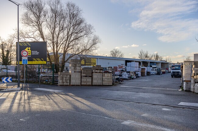 Plus de détails pour Local d’activités à vendre
