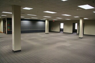 2725 S Moorland Rd, New Berlin, WI à louer Photo de l’immeuble– Image 2 sur 2