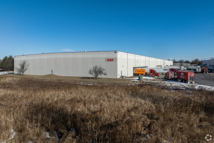 41-43 Runway Rd, Levittown, PA à louer - Photo principale – Image 1 sur 10