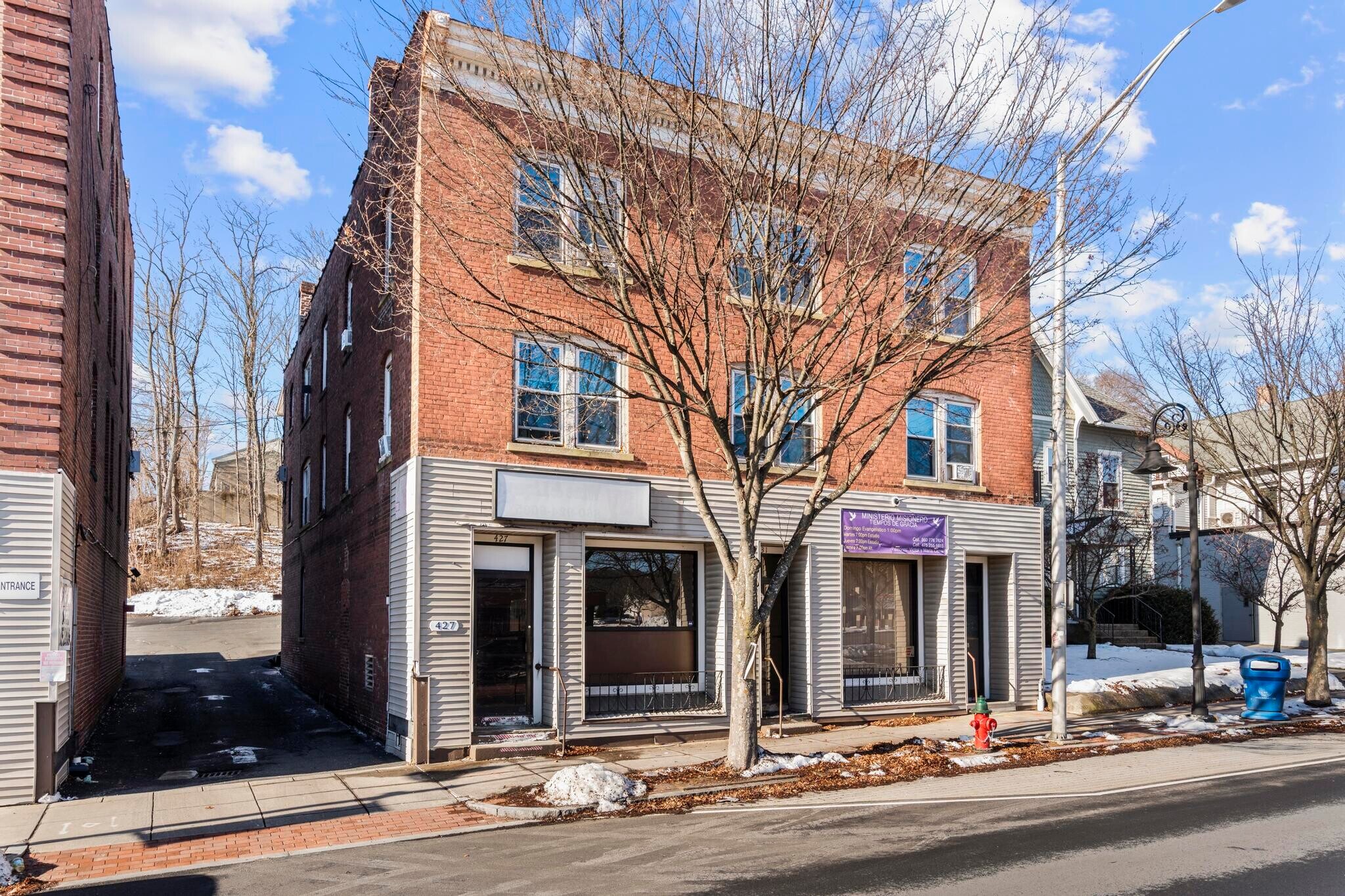 411-431 N Main St, Bristol, CT à louer Photo principale– Image 1 sur 6