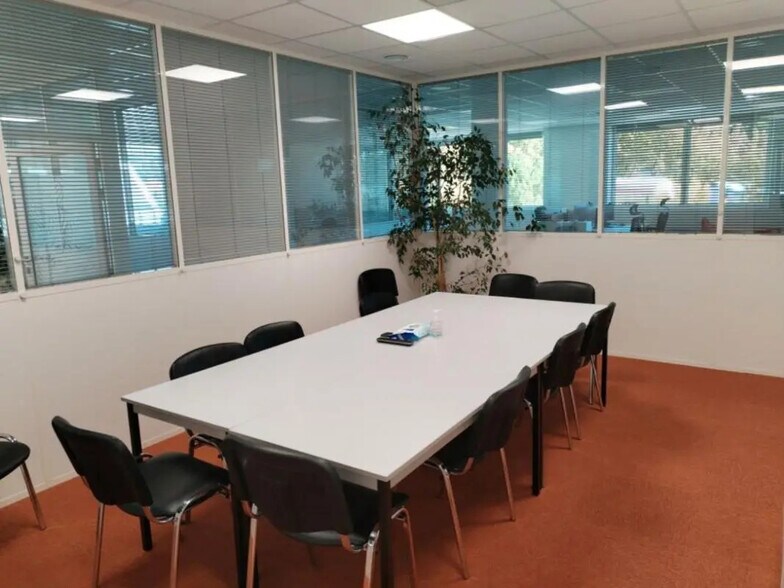 Bureau dans Meyreuil à louer - Photo de l’immeuble – Image 3 sur 8