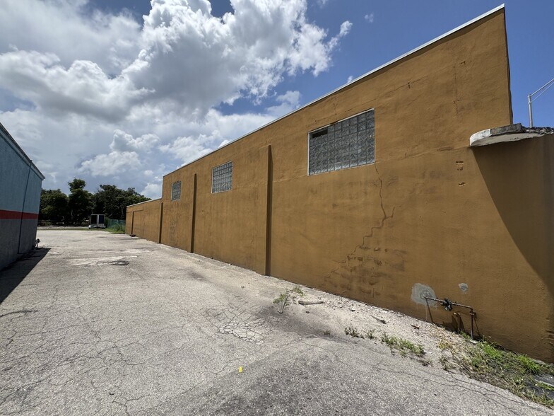 3230 Palm Beach Blvd, Fort Myers, FL à louer - Photo de l’immeuble – Image 3 sur 8