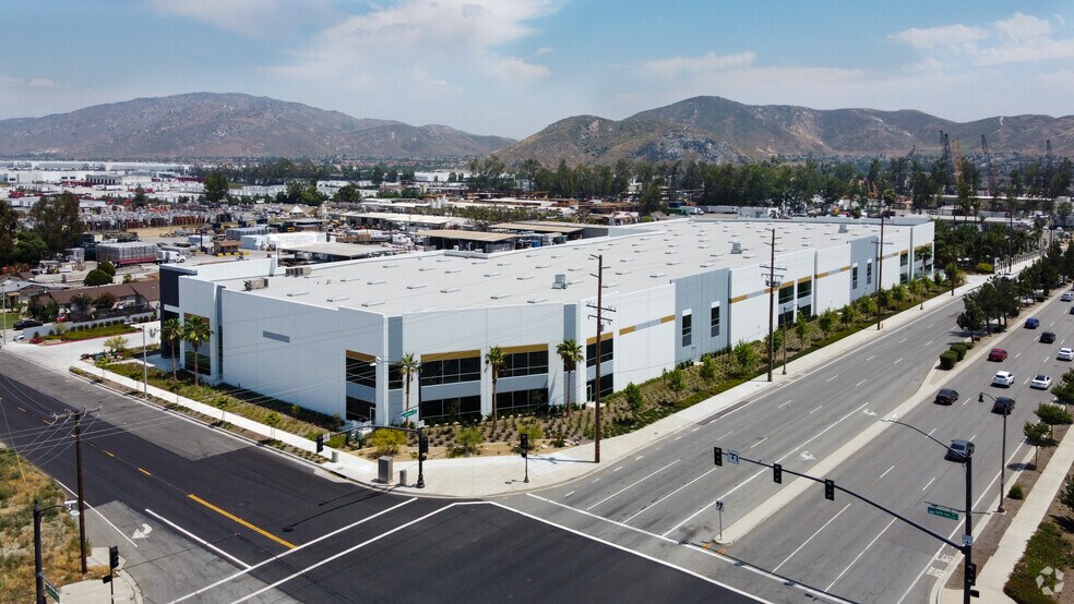 10917 Cherry Ave, Fontana, CA à louer - Photo de l’immeuble – Image 2 sur 3