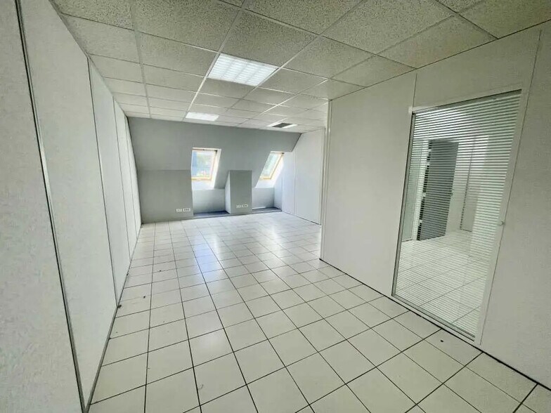 Bureau dans Le Mesnil-Esnard à louer - Photo de l’immeuble – Image 1 sur 5