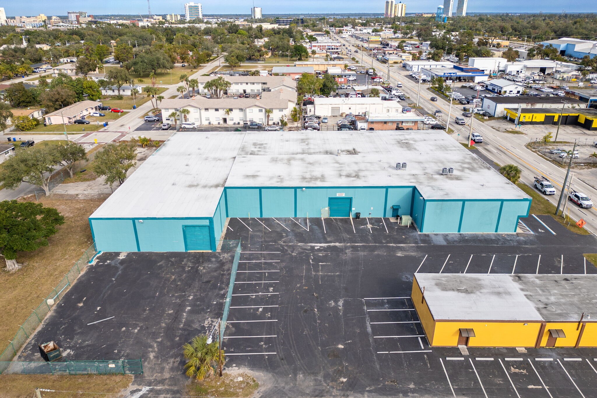 2546-2578 Fowler St, Fort Myers, FL à louer Photo principale– Image 1 sur 72