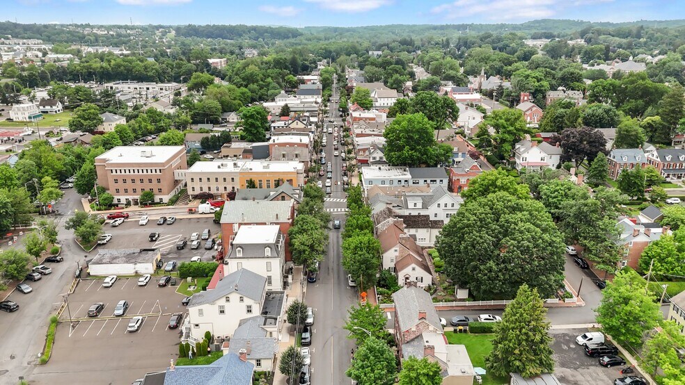 111 S State St, Newtown, PA à louer - Photo de l’immeuble – Image 3 sur 23