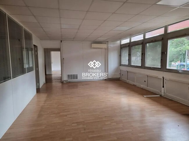 Plus de détails pour Bureau, Local commercial à louer