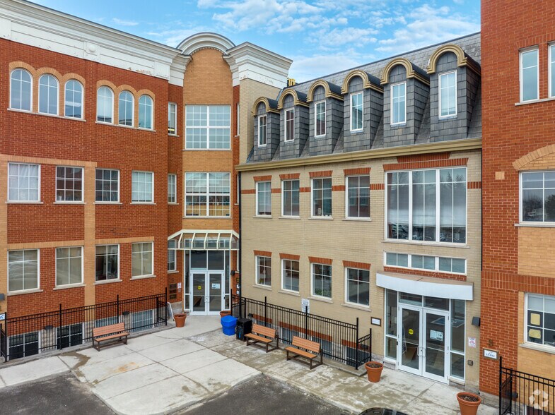5025 Orbitor Dr, Mississauga, ON à louer - Photo de l’immeuble – Image 3 sur 7