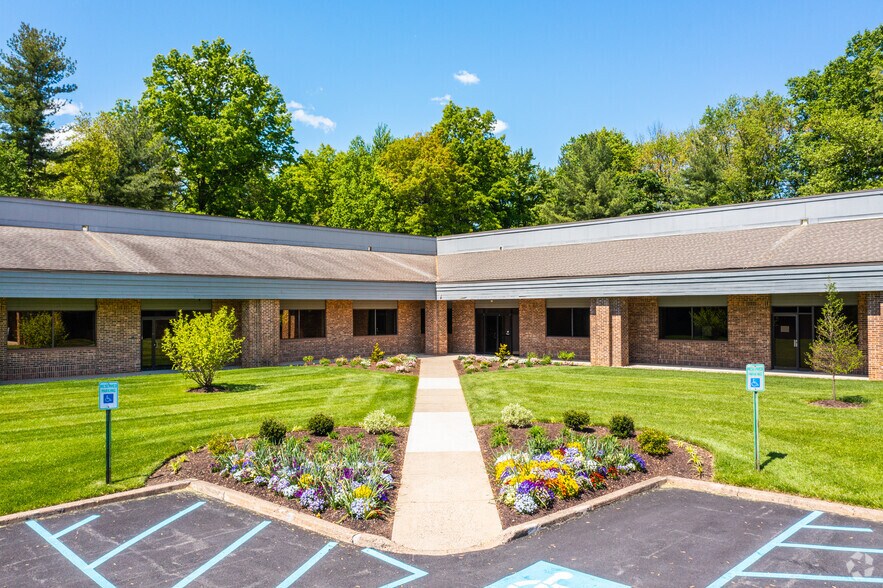 700 Business Center Dr, Horsham Township, PA à vendre - Photo de l’immeuble – Image 3 sur 4