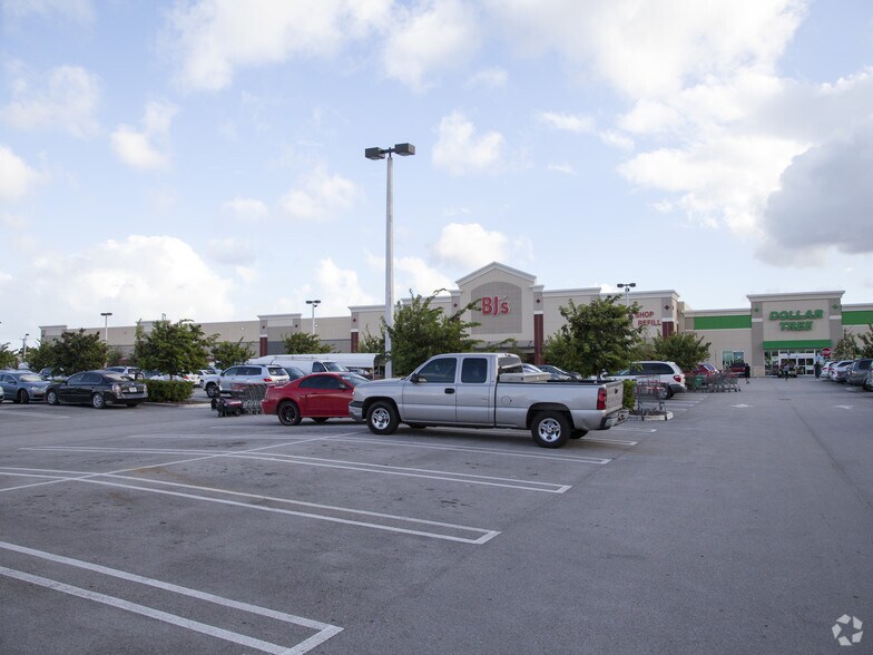 7090-7010 SW 24th St, Miami, FL à louer - Photo de l’immeuble – Image 1 sur 15