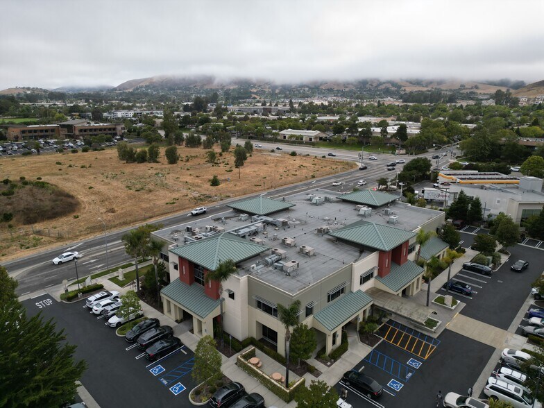 689 Tank Farm Rd, San Luis Obispo, CA à vendre - Photo de l’immeuble – Image 2 sur 12