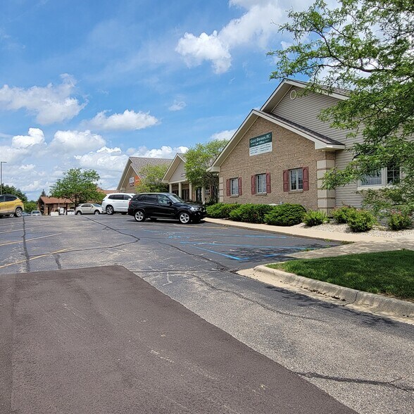 8305 S Saginaw St, Grand Blanc, MI à louer - Photo de l’immeuble – Image 2 sur 5