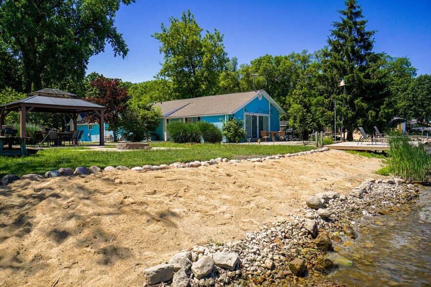 27717 W Grass Lake Dr, Spring Grove, IL à vendre - Photo de l’immeuble – Image 1 sur 34