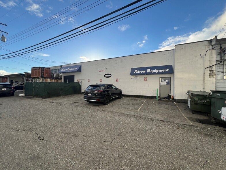 1470-1490 Pemberton Ave, North Vancouver, BC à louer - Photo de l’immeuble – Image 3 sur 14