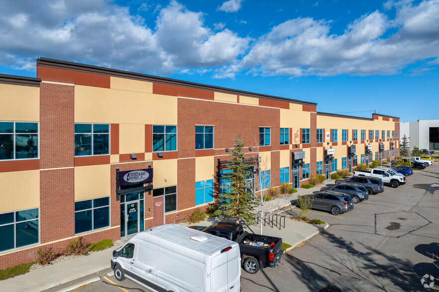 6420 79th Ave SE, Calgary, AB à louer - Photo de l’immeuble – Image 3 sur 8