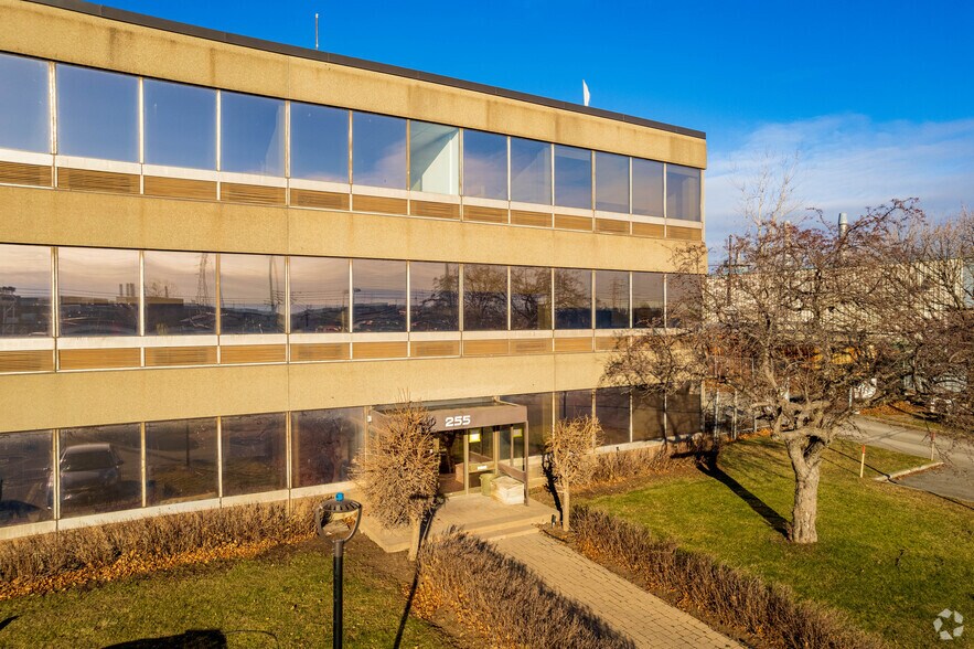 255 Rue Norman, Lachine, QC à louer - Photo de l’immeuble – Image 3 sur 5