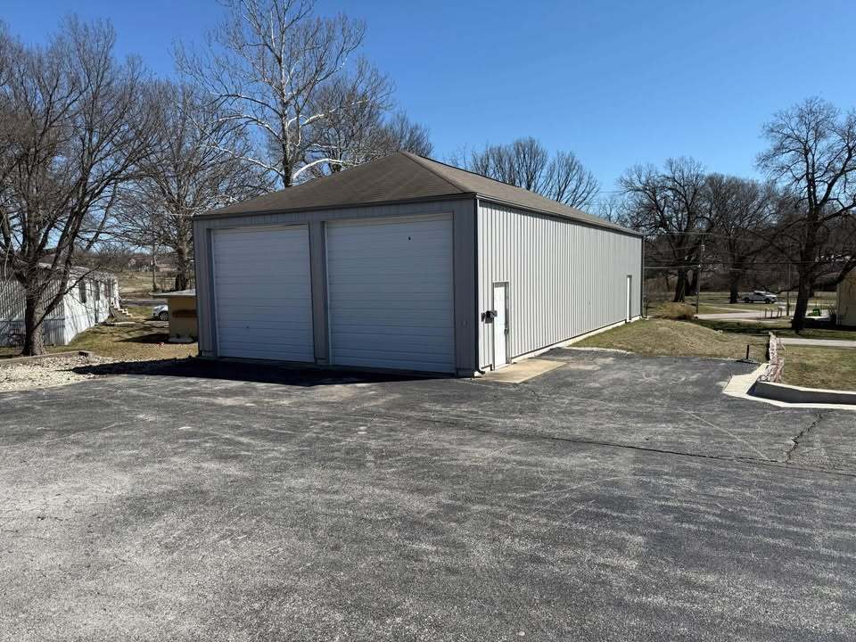1175 N Independence St, Harrisonville, MO à louer Photo de l’immeuble– Image 1 sur 8