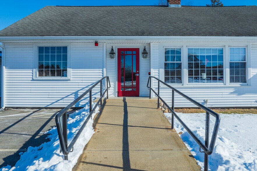 1565 Lakeview Ave, Dracut, MA à louer - Photo de l’immeuble – Image 2 sur 5
