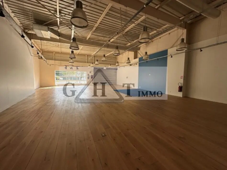 Industriel/Logistique dans Maurepas à louer Photo de l’immeuble– Image 1 sur 5