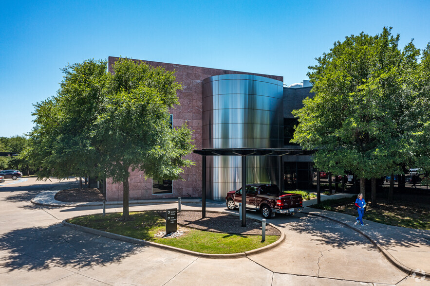 701 Tuscan Dr, Irving, TX à louer - Photo de l’immeuble – Image 3 sur 10