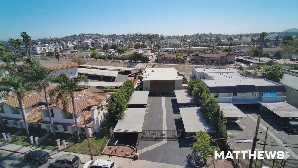 361 E Washington Ave, Escondido, CA à vendre - Photo de l’immeuble – Image 2 sur 3