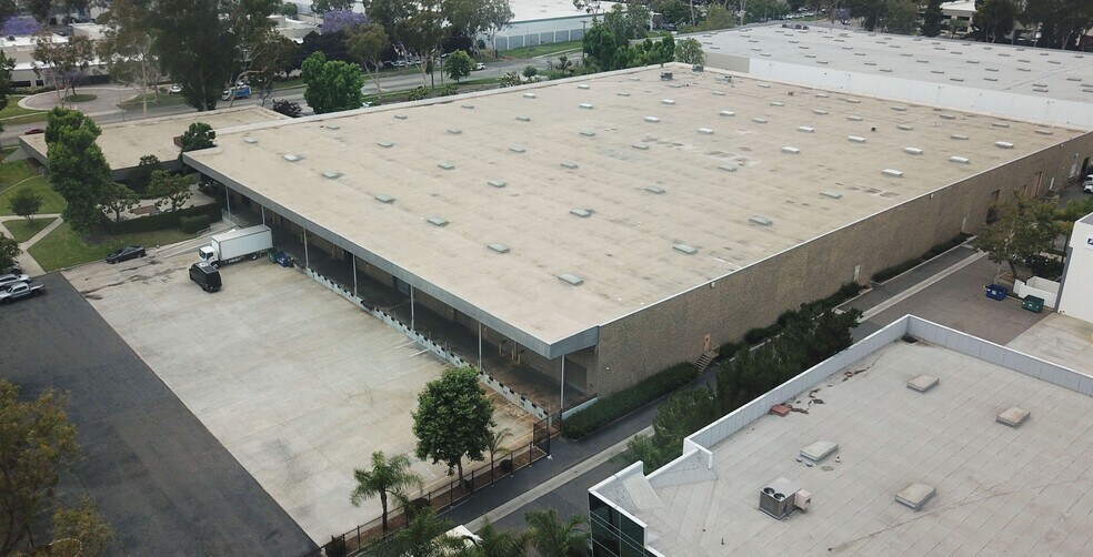 16300 Shoemaker Ave, Cerritos, CA à louer - Photo de l’immeuble – Image 1 sur 2