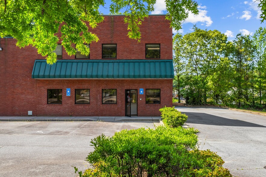 393 Swanson Dr, Lawrenceville, GA à vendre - Photo de l’immeuble – Image 2 sur 13