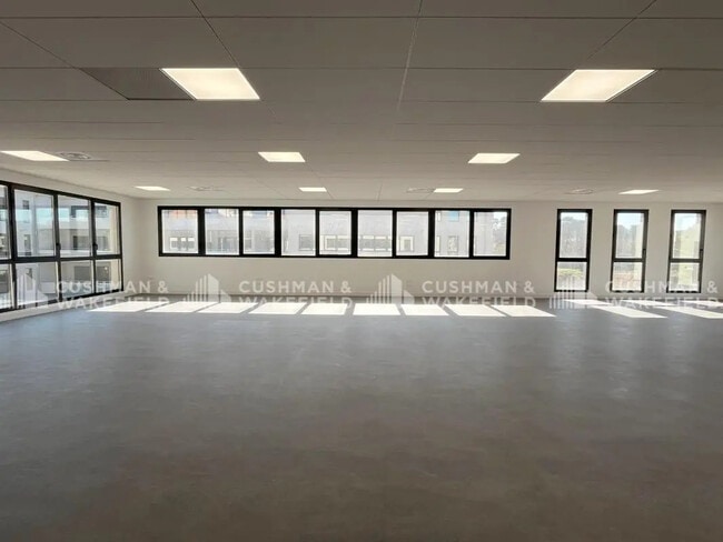 Plus de détails pour 365 Chemin Du Camp De Sarlier, Aubagne - Bureau à louer