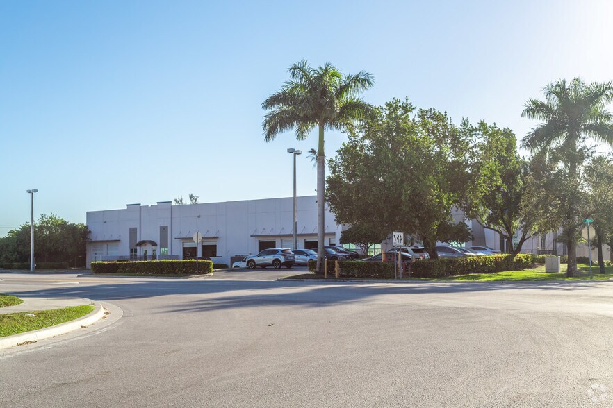 11200 NW 138th St, Medley, FL à louer - Photo de l’immeuble – Image 2 sur 25