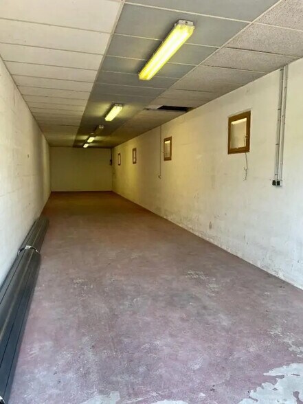 Local d’activités dans Pont-Sainte-Maxence à louer - Photo de l’immeuble – Image 3 sur 4