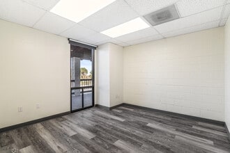 2825 E Tahquitz Canyon Way, Palm Springs, CA à louer Photo intérieure– Image 2 sur 2