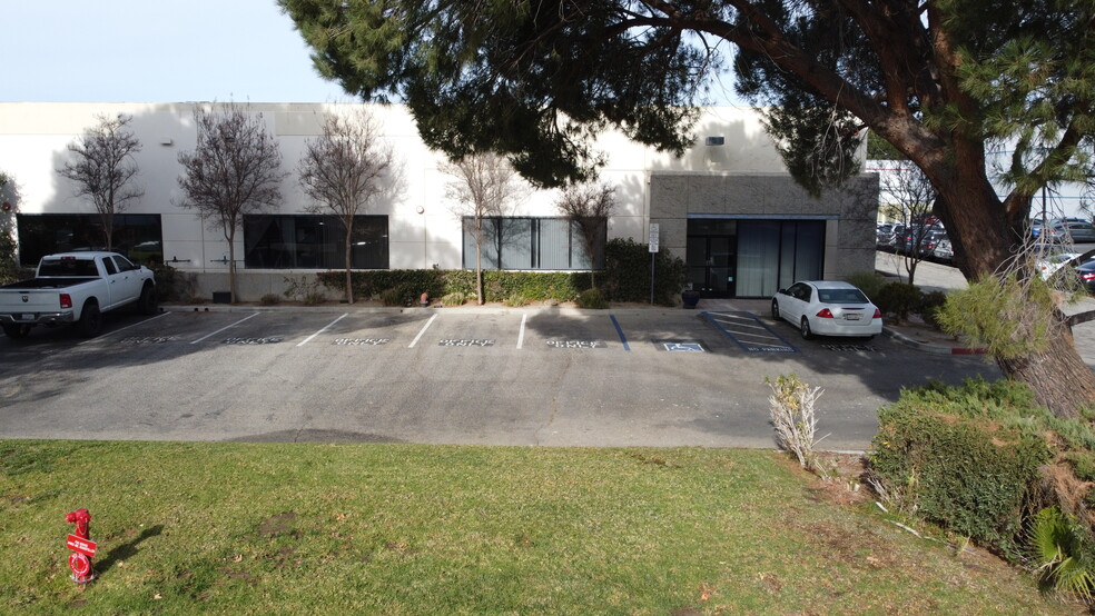 24853 Avenue Rockefeller, Valencia, CA à louer - Photo principale – Image 1 sur 11