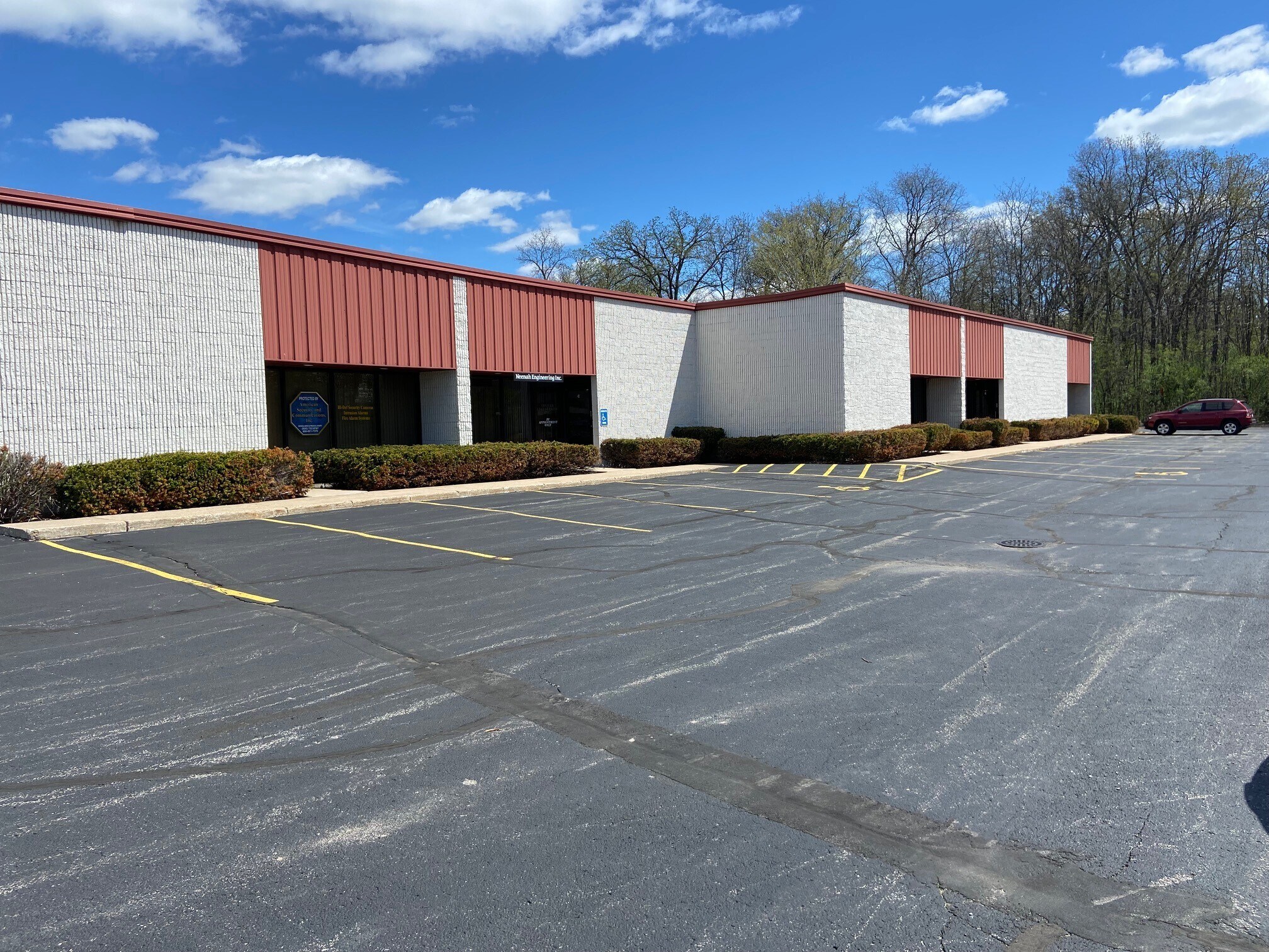 2418 Industrial Dr, Neenah, WI à louer Photo principale– Image 1 sur 6