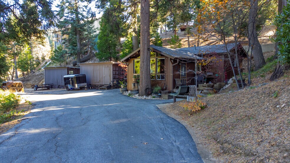 365 Mittry Ln, Lake Arrowhead, CA à vendre - Photo de l’immeuble – Image 3 sur 8