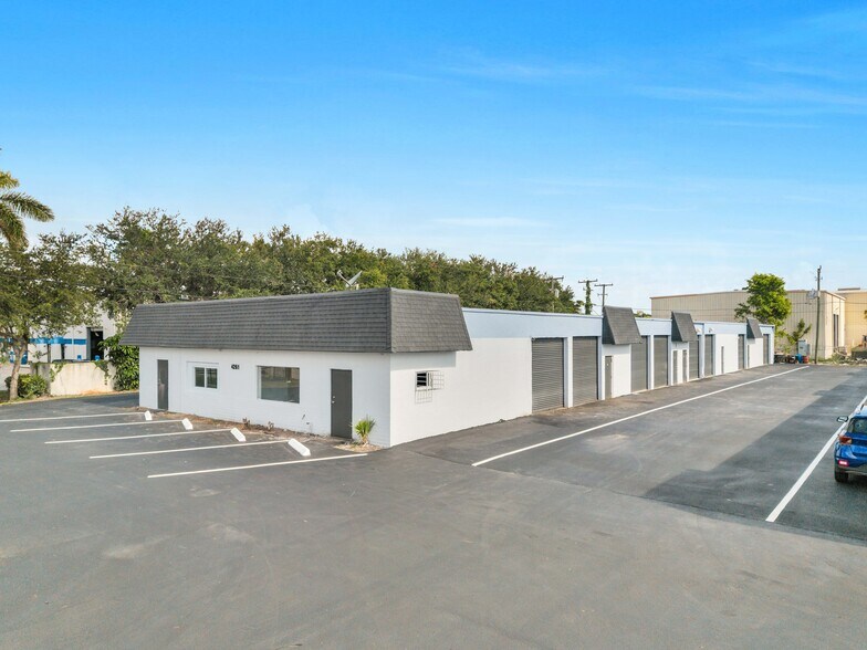 4255 Westroads Dr, Riviera Beach, FL à louer - Photo de l’immeuble – Image 2 sur 24