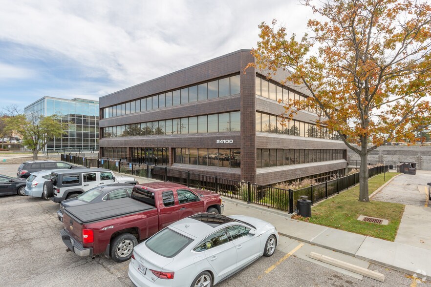 24100 Chagrin Blvd, Beachwood, OH à louer - Photo principale – Image 1 sur 9