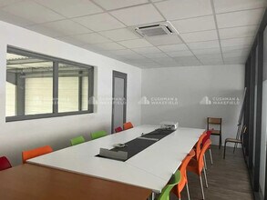 Local d’activités dans Le Luc à louer Photo intérieure– Image 2 sur 6