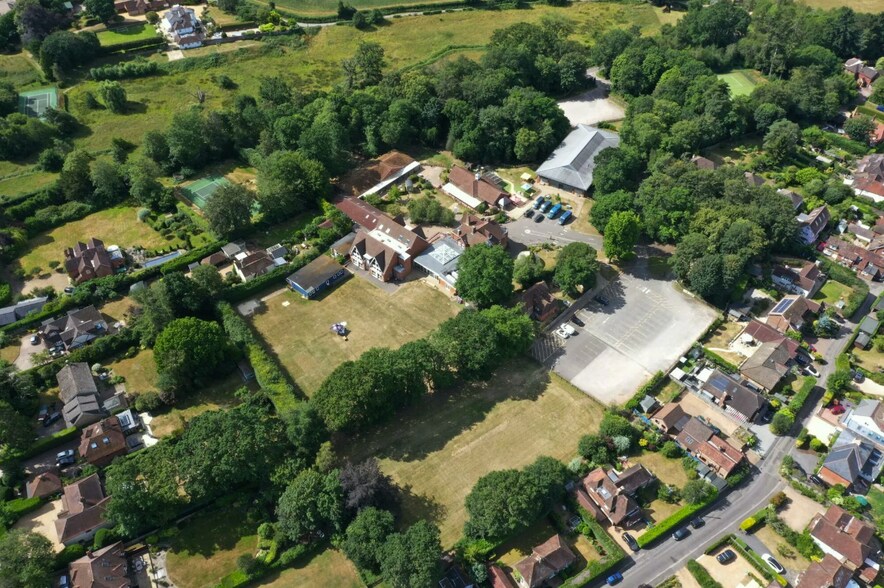 Hullbrook Ln, Guildford à vendre - Photo de l’immeuble – Image 3 sur 13