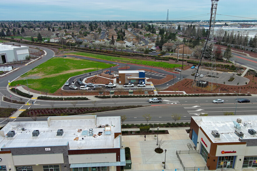 1951 Freedom Way, Roseville, CA à vendre - Photo de l’immeuble – Image 3 sur 4