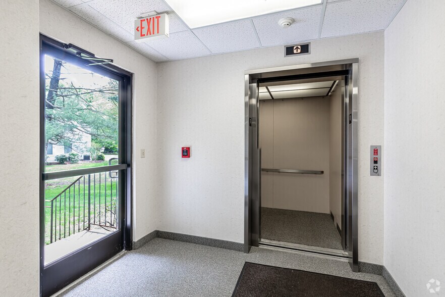 2 Forest Park Dr, Farmington, CT à louer - Photo de l’immeuble – Image 2 sur 12