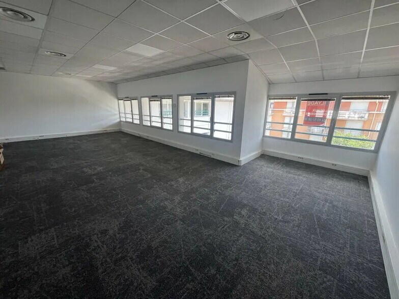 350 Avenue Du Club Hippique, Aix-en-Provence à louer - Photo de l’immeuble – Image 1 sur 7